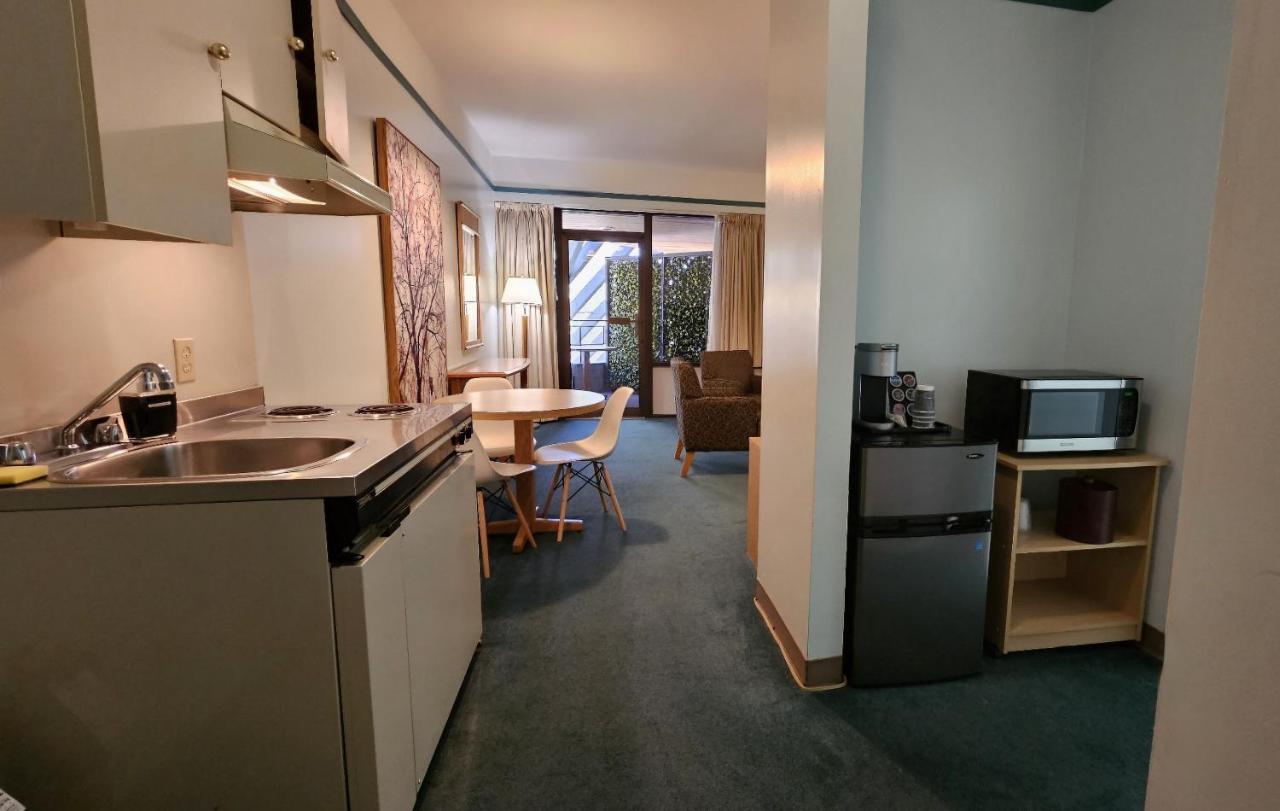 גיבסונס The Cedars Inn Hotel & Convention Centre מראה חיצוני תמונה