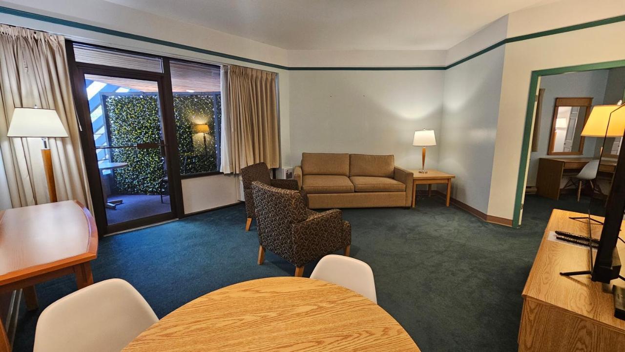 גיבסונס The Cedars Inn Hotel & Convention Centre מראה חיצוני תמונה