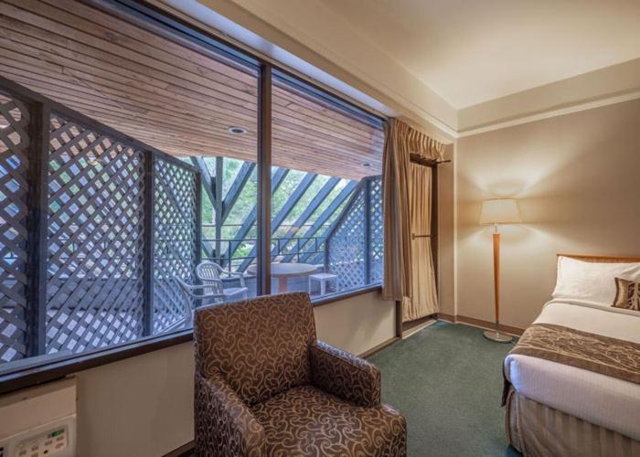 גיבסונס The Cedars Inn Hotel & Convention Centre מראה חיצוני תמונה